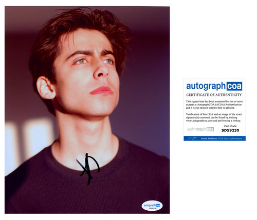 AIDAN GALLAGHER SIGNED 8X10 PHOTO UMBRELLA ACADEMY AUTOGRAPH w/ ACOA COA - Picture 1 of 3