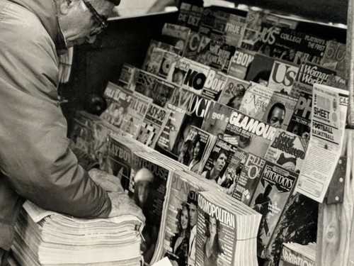 1X Vintage Classic Original 5X8 Photo Photograph News Stand Old Timer Magazine - Picture 2 of 4