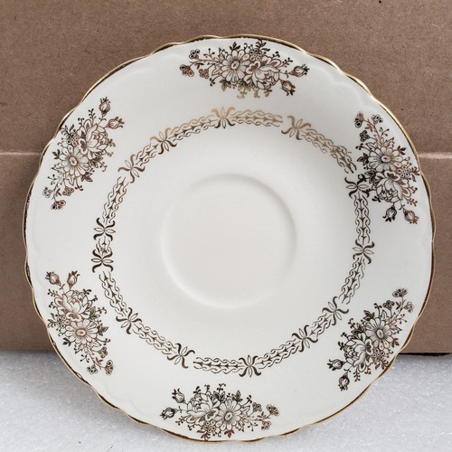 Lotto di 8 piattini solo Royal China Inc Ohio USA 22K 6"(+) rotondi bianchi floreali - Foto 13 di 24