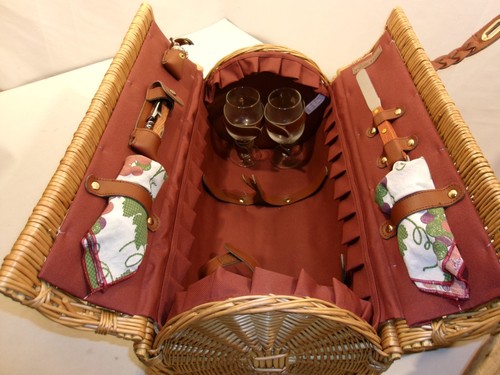 Vintage Picnic Time BARREL WICKER Picnic Basket  with interior Components