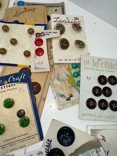 Large 1.5 Pound Lot Mixed Vintage Buttons & Cards in Vintage Tin - Picture 6 of 16