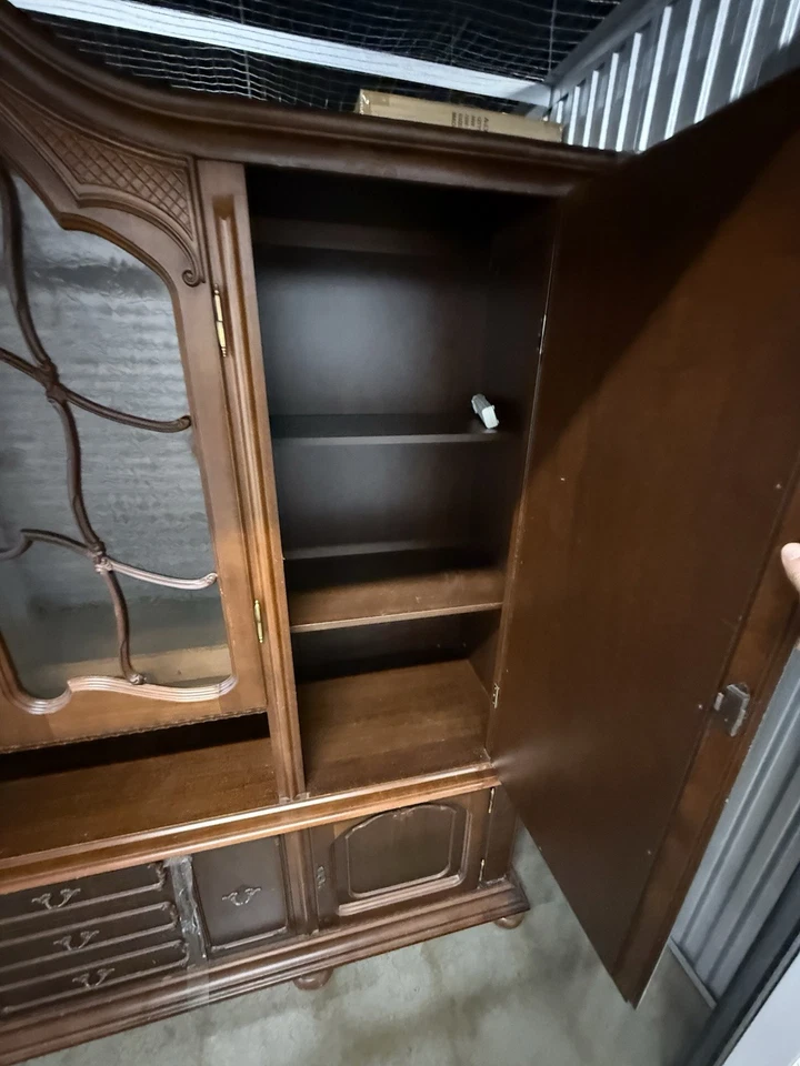 Mueble chino de madera vintage con puertas de vidrio y cajones de almacenamiento Foto 4 de 4