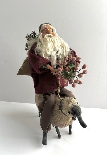 Rustikaler primitiver Stil Volkskunst Weihnachtsmann reitend Plüsch Schaf Weihnachten Kurios Figur