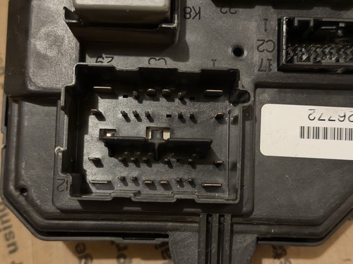 9L2T-14B476-AC   2010 Ford Explorer PL PW PS 4WD AT Interior OEM Fuse Block Box - Picture 4 of 8