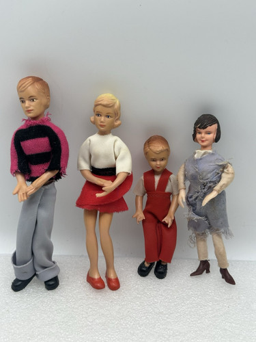 Puppenhaus Puppen Vintage Gummi umwickelte Kleidung Vintage West Germany 4er Set