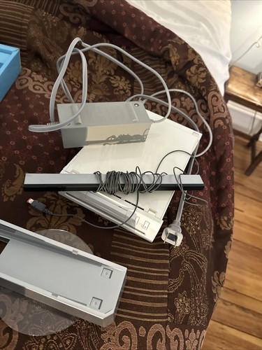 Nintendo Wii White Console and Cables Only(no controller) - Picture 8 of 9