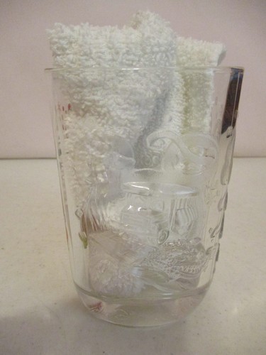 Vaso de vidrio Mickey Mouse-McD World Millenium - 4" de alto como se muestra - Imagen 2 de 5