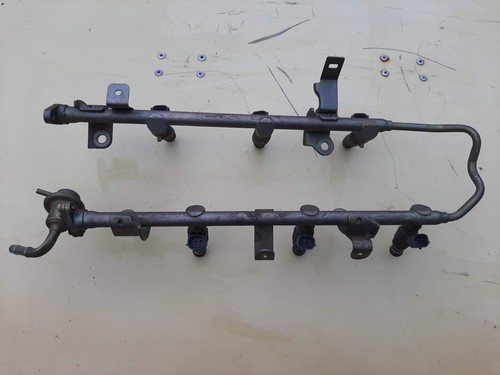 Fuel Rail & Pressure Regulator Fits 2000 Infiniti I30, Nissan Maxima W/Injectors