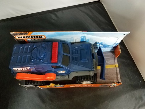 MATCHBOX JUMBO POWER SHIFT SWAT TRUCK WITH LIGHTS & SOUND NISB 2013 - Picture 5 of 6