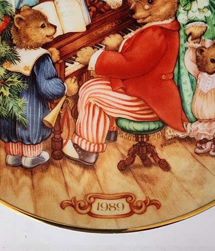 Vintage Avon Collector Plate 1989 Christmas "Together for Christmas" - Picture 2 of 6
