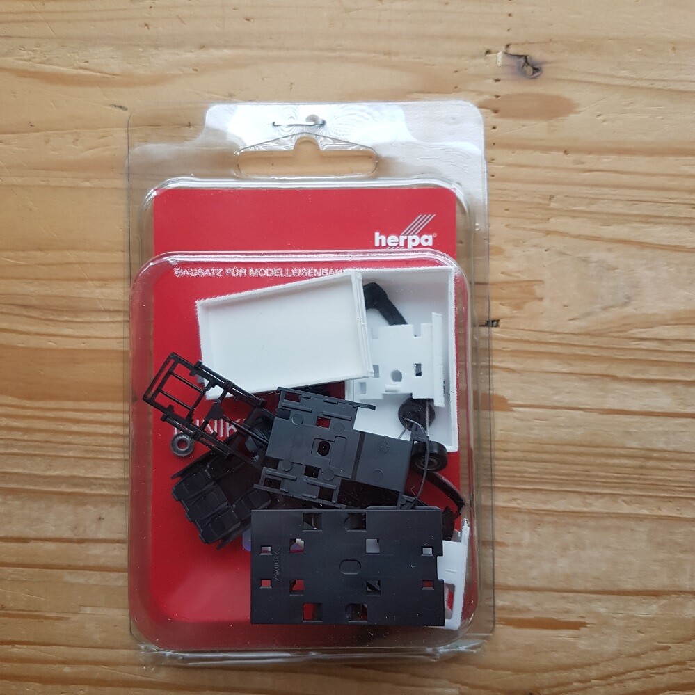 Herpa Minikit MB Sprinter ‘18 DK Pritsche Plane weiß 013499