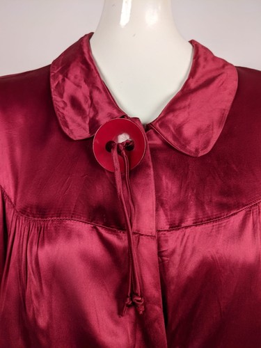 1930’S OVERSIZED RED SATIN SMOCK JACKET W FLORAL HAND EMB POCKETS - Picture 3 of 8