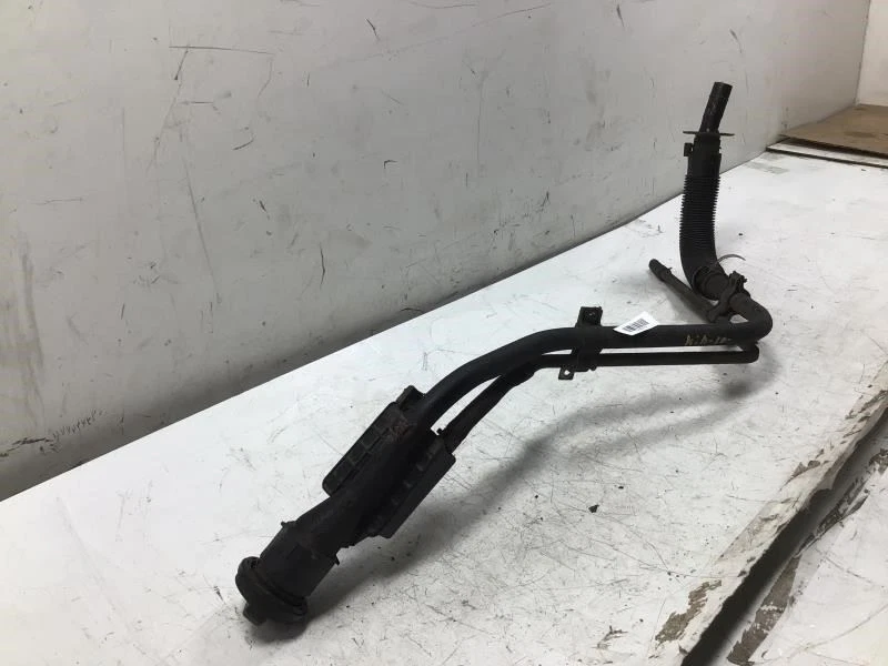 2010 KIA SEDONA GAS FUEL FILLER NECK PIPE TUBE OEM+ - Imagem 3 de 4