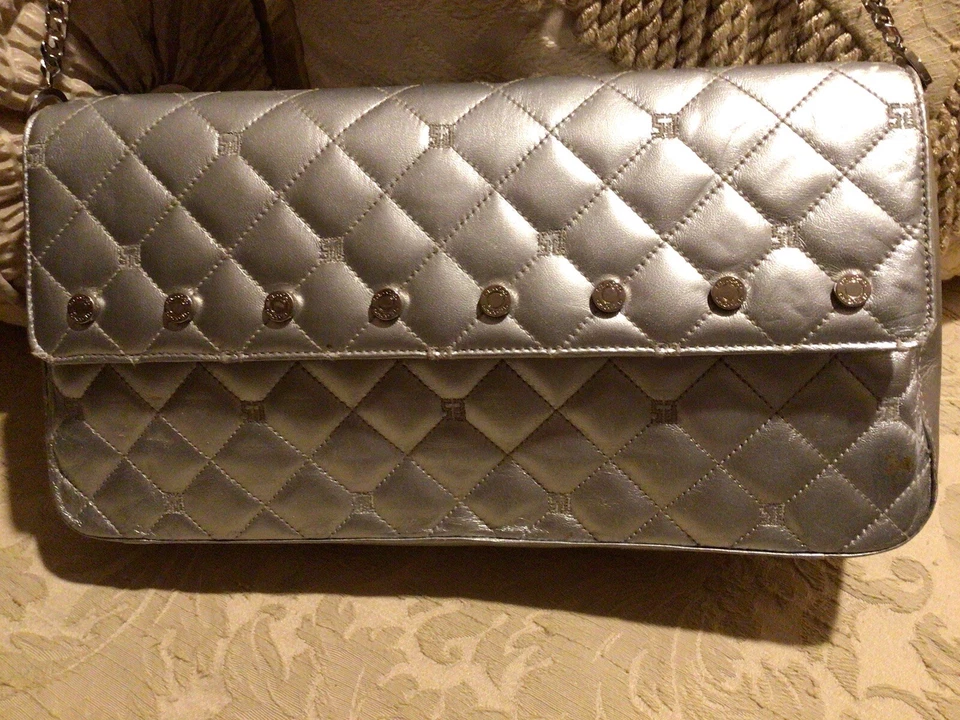 Bolso de mano de diseñador de cuero acolchado ST JOHN KNITS plateado con detalles en tono plateado Foto 3 de 4