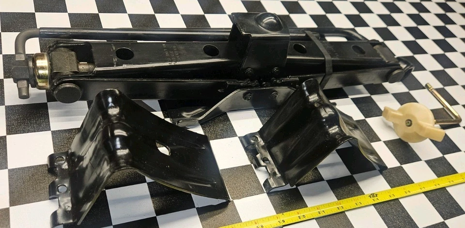 Chevrolet S10 GMC Sonoma 1998-2004 cabina extendida gato de emergencia kit de herramientas Foto 2 de 4