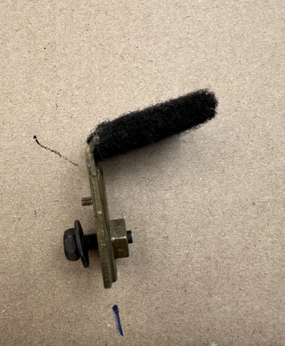 93-96 CORVETTE C4 SIDE DOOR WINDOW GLASS UPPER STOP 10263155 - Bild 4 von 4