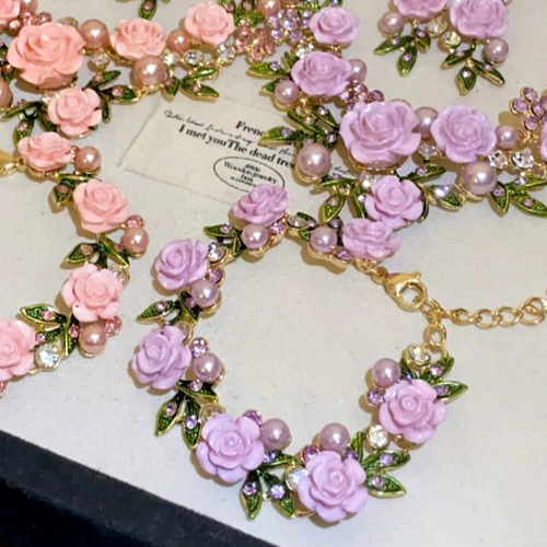 Gargantilla de diamantes de imitación con flores de rosa púrpura Betsey Johnson SOLO - Imagen 5 de 13