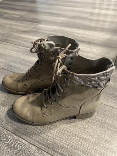 Botas para mujer G by GUESS Belva con tachuelas con cordones y detalle de cremallera talla 8 M Dove - Imagen 1 de 5