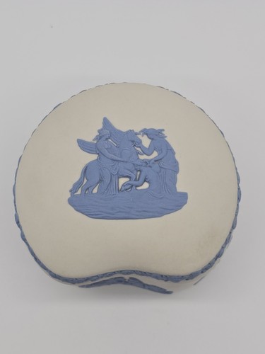 Wedgwood Reverse Jasperware White Muses Watering Pegasus Bean Box - Picture 2 of 7