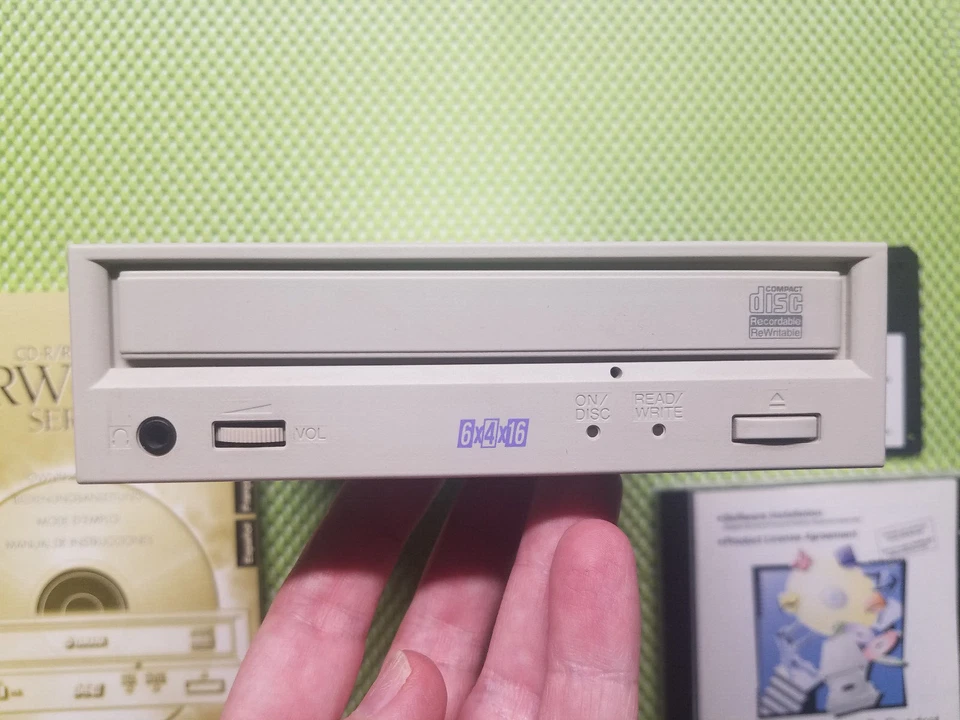 Yamaha CRW6416S-NB CD-RW 6x4x16x SCSI Manual, WinOn CD Software + License - Image 2 of 4