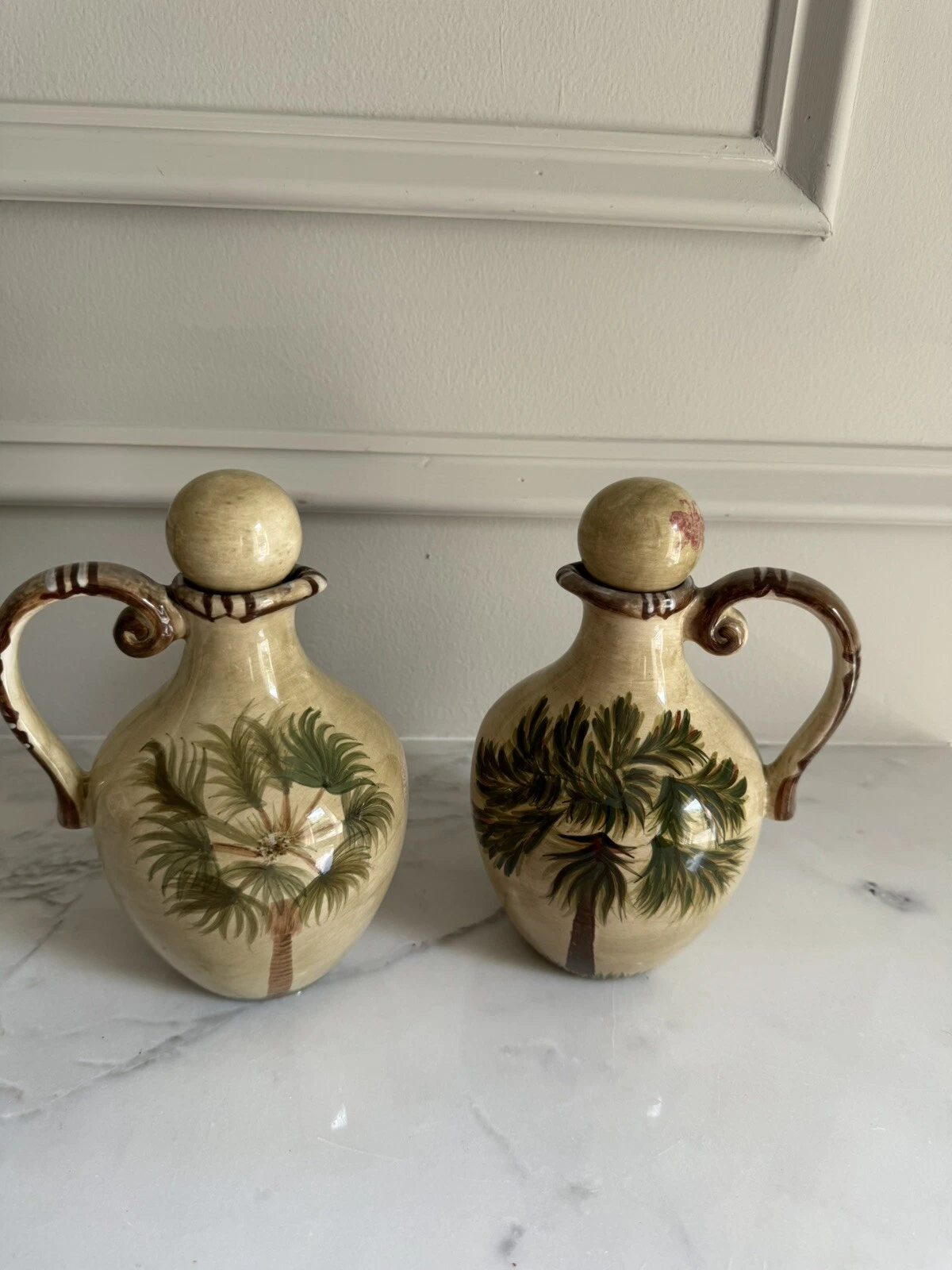 2 Bellagio Tables Unlimited Palm Tree Pitcher Olive Oil Dispenser Jug w Stopper