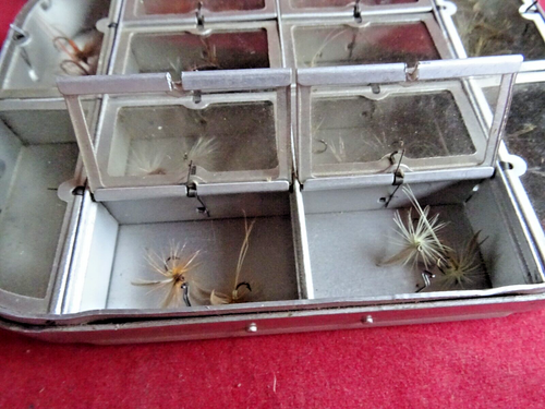 A GOOD VINTAGE 12 COMPARTMENT HARDY LURE TIN + A FEW ARTIFICIAL FISHING LURES - Picture 9 of 17