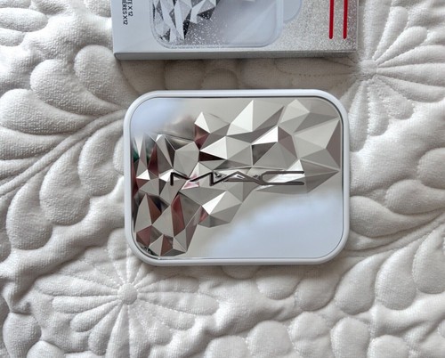 M.A.C Snowbody's Business Eye Shadow Palette - Picture 3 of 6