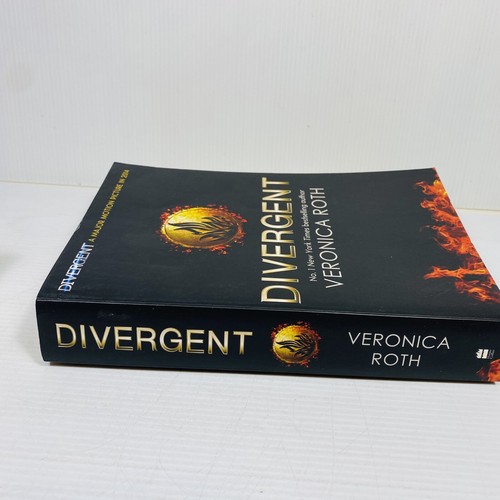 2 Lot Veronica Roth-Carve the Mark & Divergent Paperbacks Fantasy Youth Romance - Picture 9 of 11