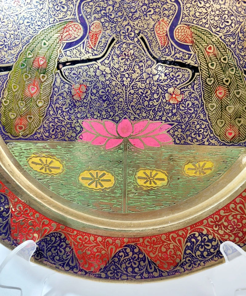 Plato de pared multicolor decorado de latón macizo vintage con pavos reales/hecho en India Foto 3 de 4