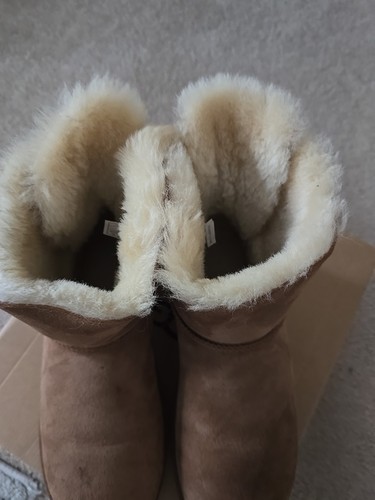 UGG Damen Doppelschleife Mini Stiefel Größe 11 Kastanie mit Karton - Bild 3 von 7