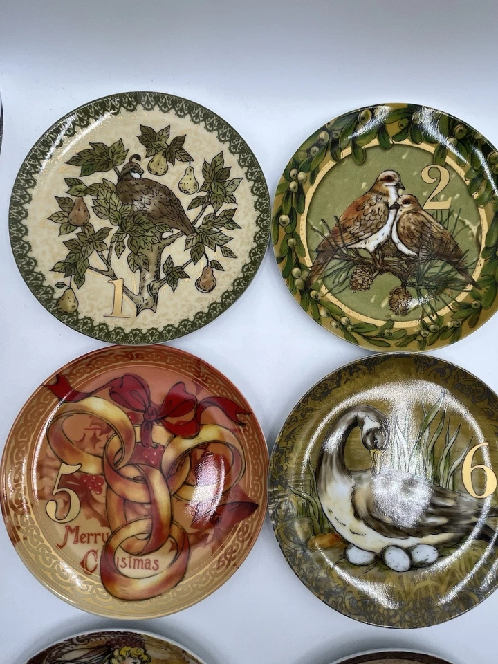 Platos de vacaciones Pottery Barn 12 días de Navidad 8" - faltan 12 Foto 3 de 4