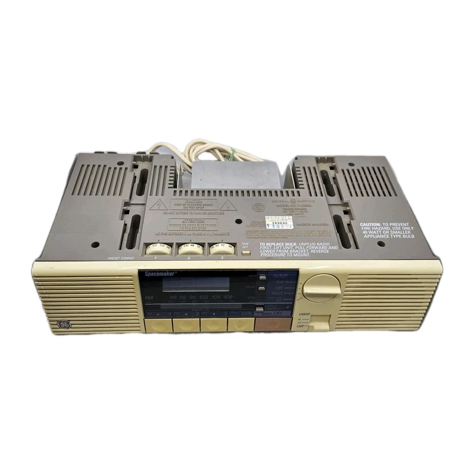 GE Spacemaker Clock Radio AM/FM #7-4250A w/Counter Light & Appliance Outlet - Image 2 of 4