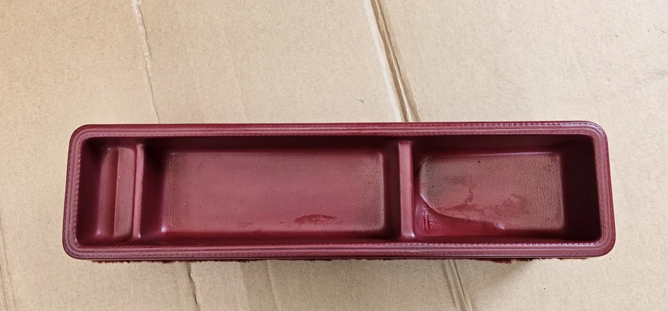 1979 1985 Cadillac Eldorado Barittz центральная консоль подлокотник хранения / красный - Изображение 3 из 4