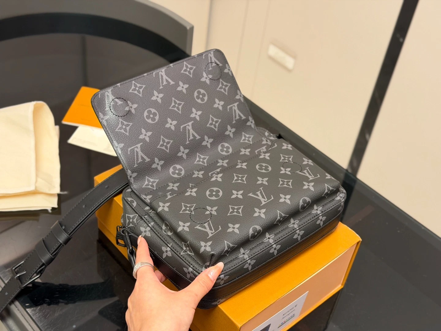 LLouisV - S Lock Messenger Bag - Monogram Eclipse - 24 × 18 cm - NEW image 6