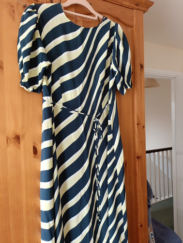 Gorgeous Ladies M&S Collection Size 10 Dress Not Worn No Tags - Picture 2 of 6