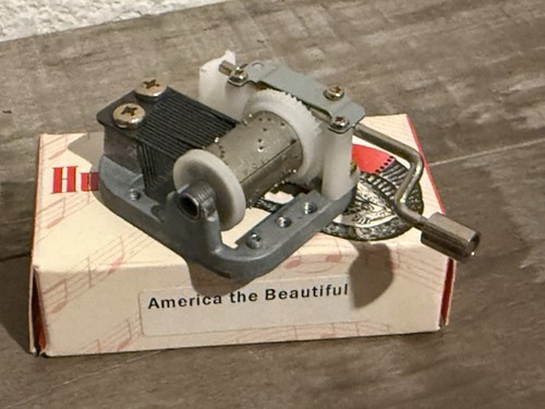 Hurdy Gurdy Music Box suona "American The Beautiful" - Foto 5 di 6