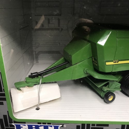 John Deere 100 Square Baler 1:32 Vintage 1997 Ertl - Picture 3 of 8