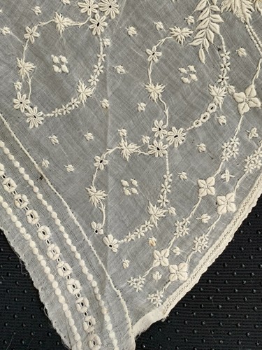Gorgeous French 1860s Lace Bonnet - Hand embroidery on linon - Floral design - Picture 4 of 9