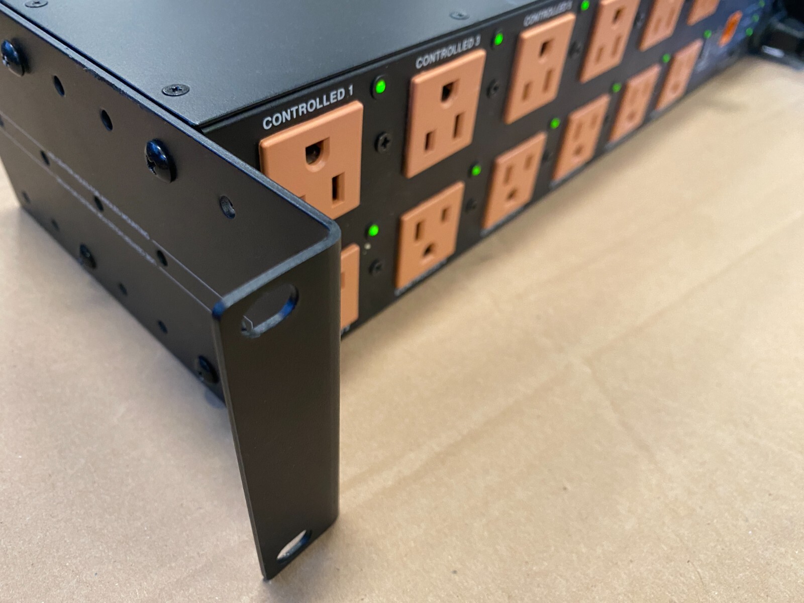WattBox WB700IPV12 12Outlet Power Conditioner with WB600FP eBay