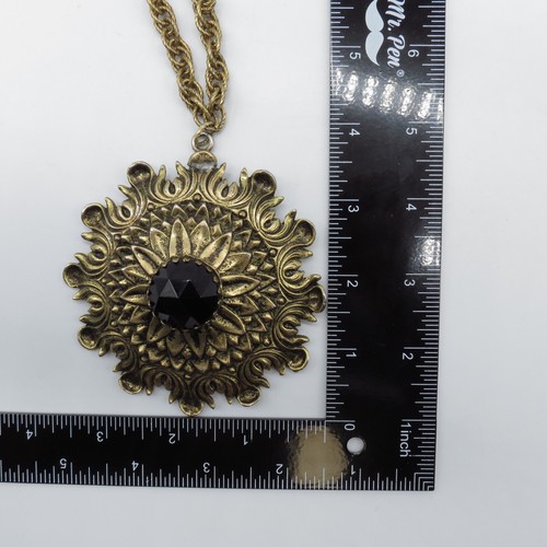 Collar medallón de vidrio negro vintage MR.WE tono dorado ornamentado declaración 30" * - Imagen 5 de 21