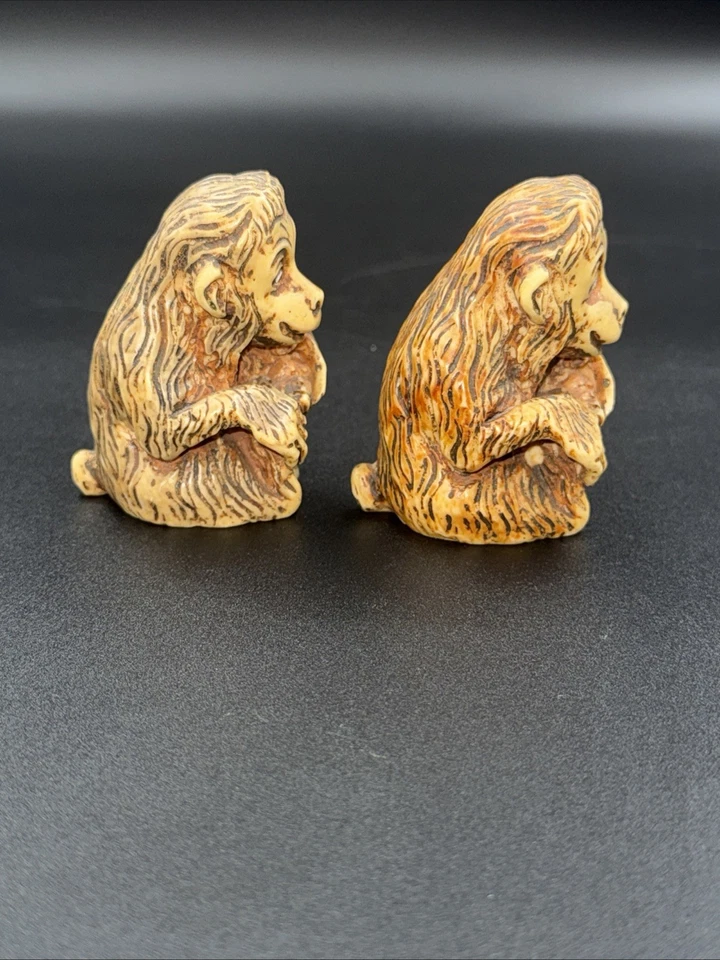 复古日本 Netsuke 雕刻/树脂猴子挠脚 2 件套 — 第 3/4 张图片