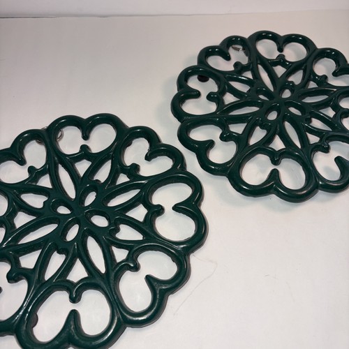 Vintage Evergreen Emaille Gusseisen Untersetzer mit rundem Fuß ~ 2er Set ~ EUC