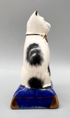 Antigua estatuilla de gato blanco y negro sobre base azul - estilo cerámica Staffordshire - Imagen 3 de 12
