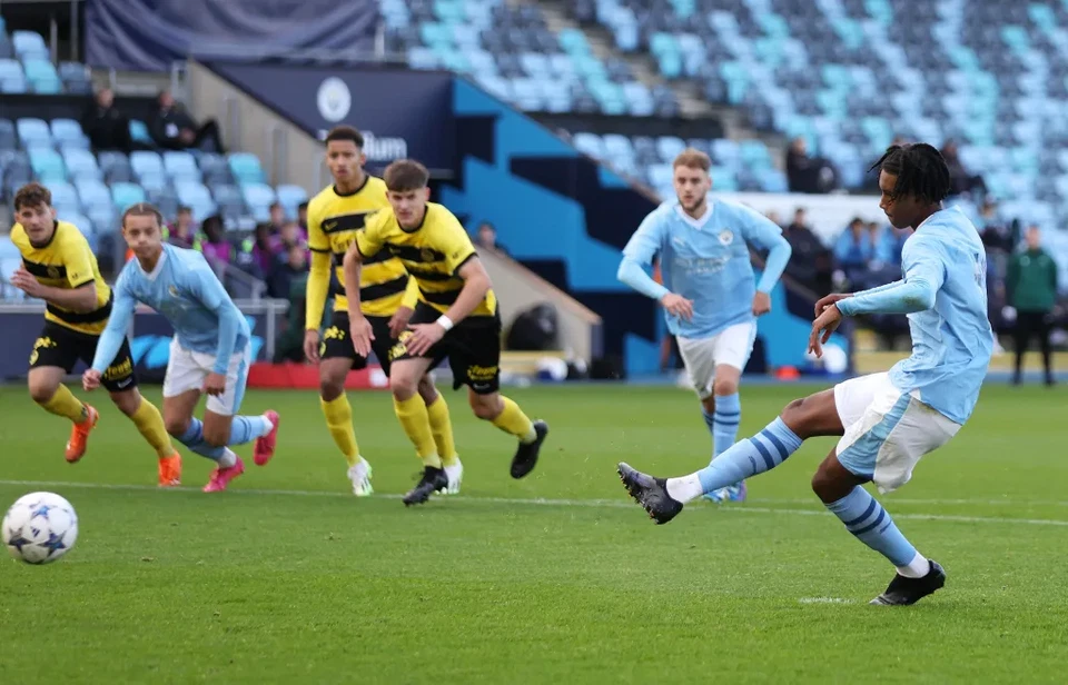 ️🔥2025-26 TOPPS TEAM REIGAN HESKEY /10 AUTO FIRST ROOKIE MANCHESTER CITY🔥 - Photo 2/4
