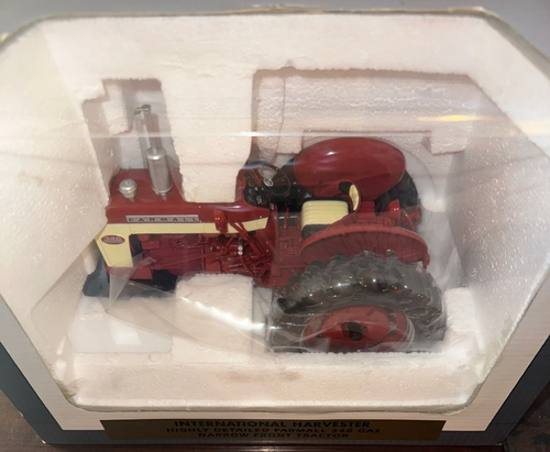 SpecCast Highly Detailed Farmall 340 Gas Narrow Front Tractor 1:16 ZJD1763 #300B - Picture 2 of 2