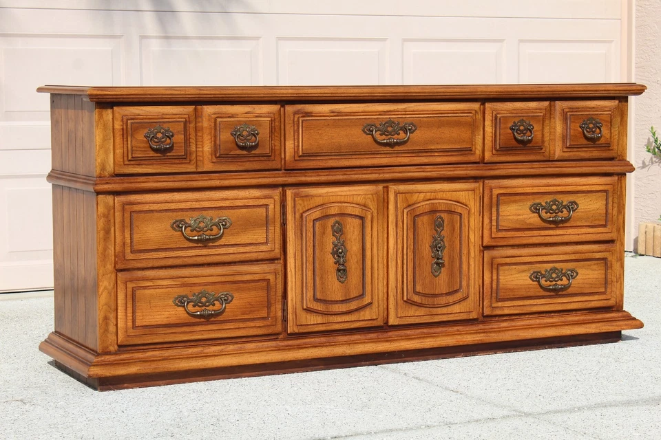 Cómoda de roble Broyhill Premier vintage - gabinete de almacenamiento de madera maciza de 9 cajones Foto 4 de 4