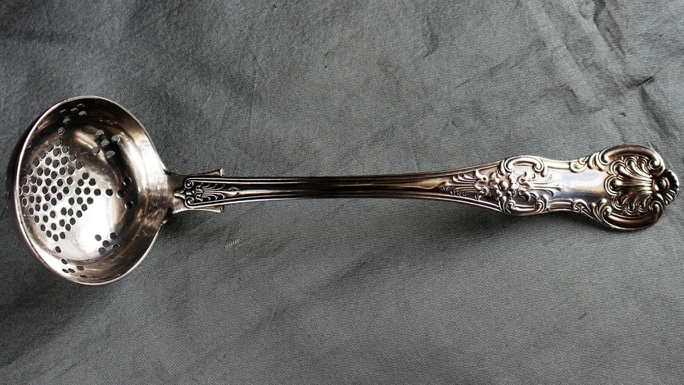 Cucharón/tamizador de azúcar Scottish King's Sterling Berry (Glasgow, 1859, J & W Mitchell) Foto 4 de 4