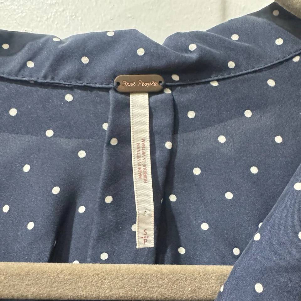 Blusa corta Free People 100% seda con botones manga larga talla S Foto 2 de 4