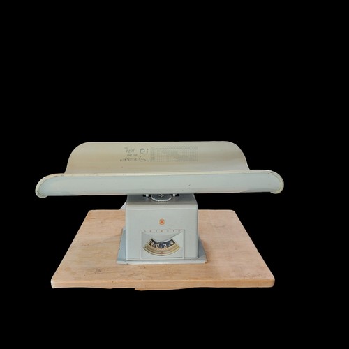 Vintage Detecto MCM Baby Scale - 25 lbs max - Picture 2 of 4