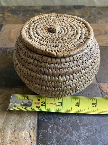 Vintage Small Native American Tribal Lidded Tight Woven Basket Coastal Farmhouse - Picture 4 of 9